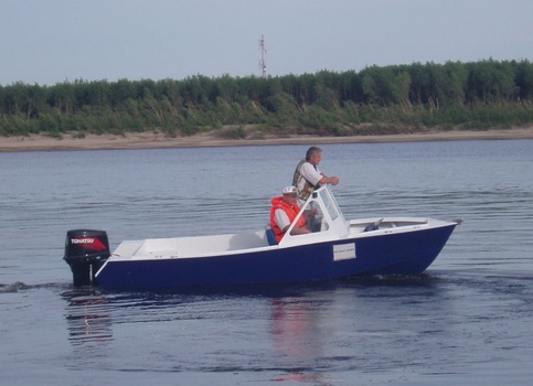 Моторная лодка "Таймень 500" на воде