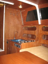 Интерьер каюты катера "Север-600", вид на камбуз